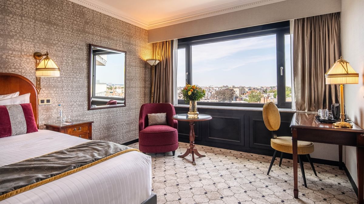 Luxe Superior Kamer met uitzicht en comfortabele zitjes bij Hotel Barsey by Warwick in Brussel.