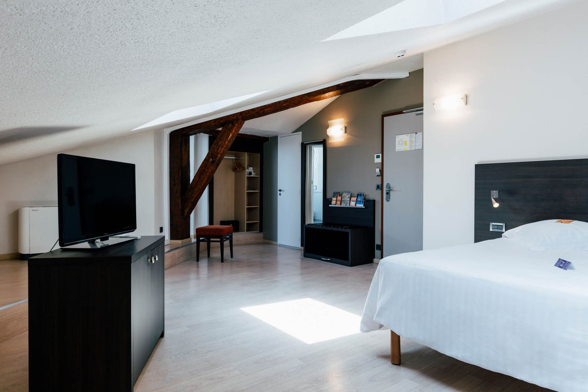 Lit king et bureau dans une chambre à Escale Oceania Rennes