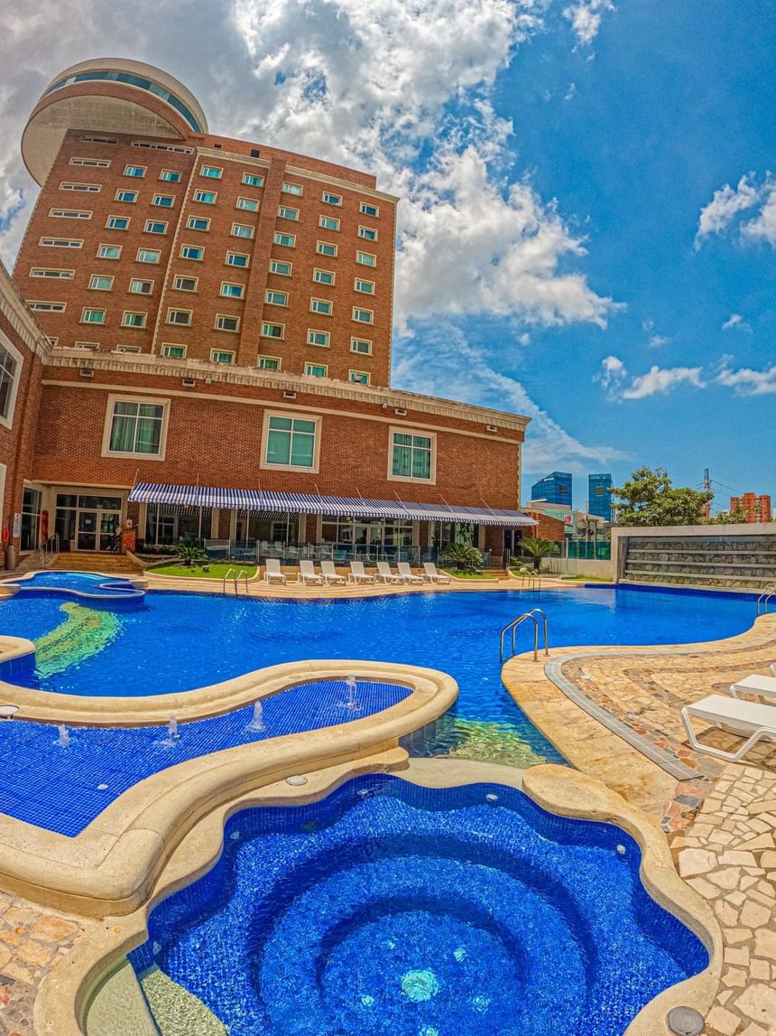 Vista exterior del Hotel Dann Carlton Barranquilla con área de piscina al aire libre y salones