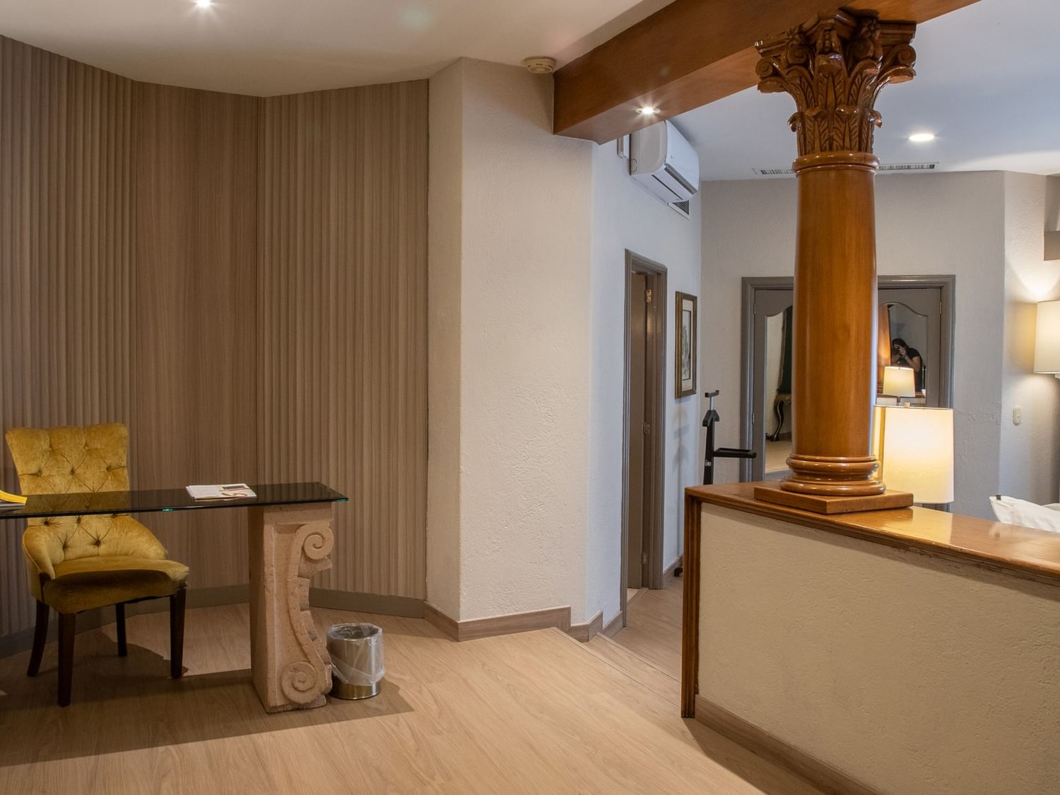 Suite Gobernador King con columna decorativa, escritorio elegante y cortinas en Quinta Real Guadalajara