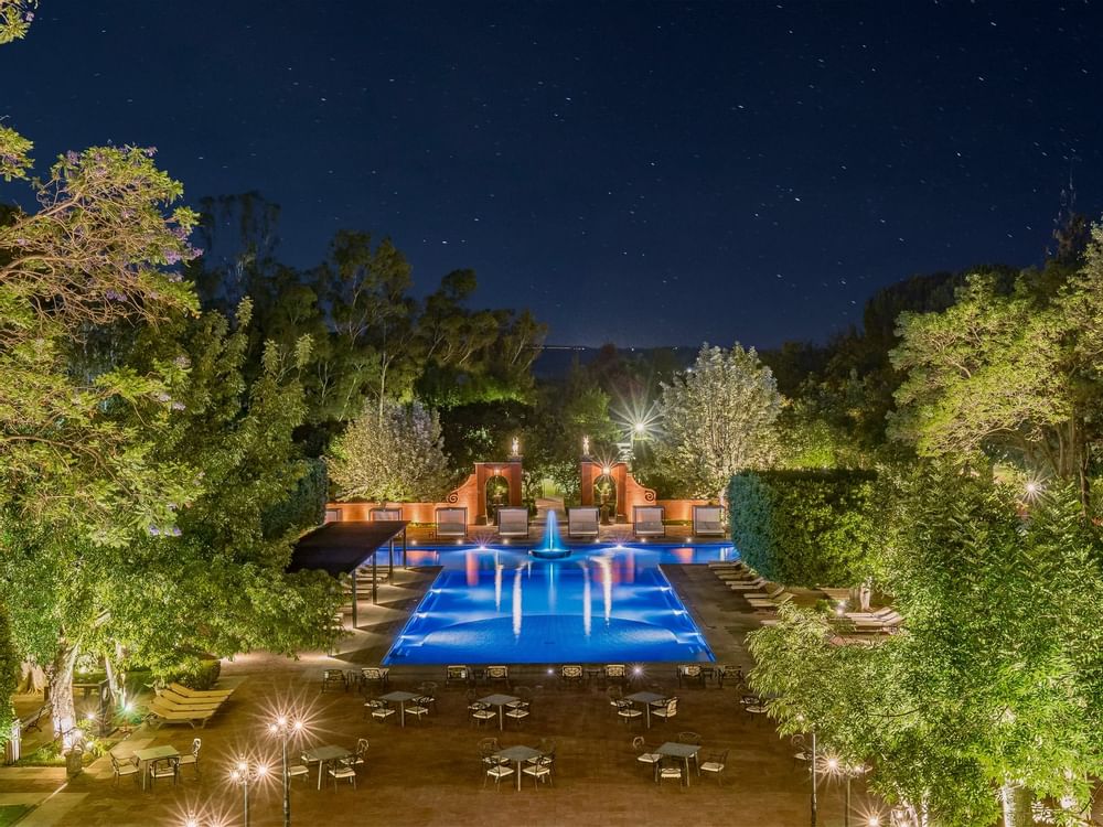 Piscina al aire libre con luces nocturnas en FA Hotels & Resorts