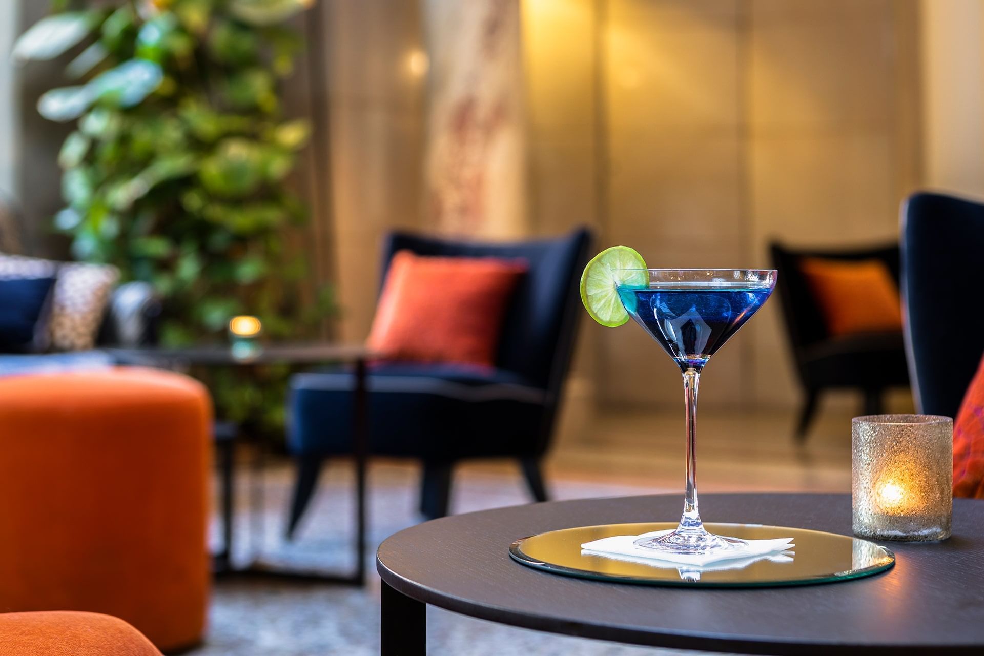 Gros plan sur un cocktail bleu à l'Oceania Le Métropole Montpellier