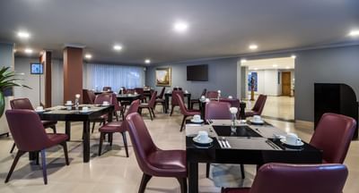 mesas en el restaurante de Hotel Egina