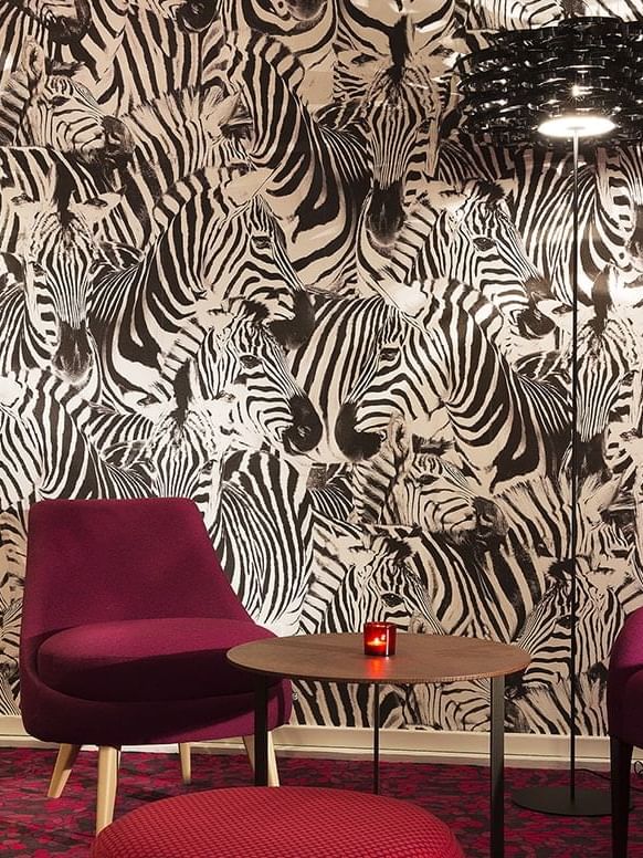 Motif zébré sur le mur du bar à Oceania Hôtel de France Nantes