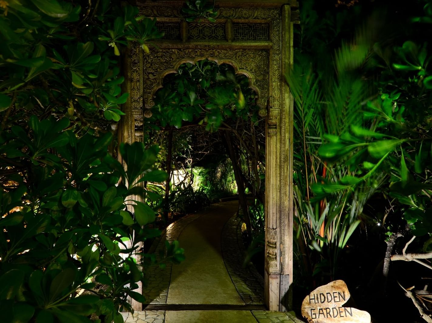 Hidden Garden entrance surrounded by trees, La Colección