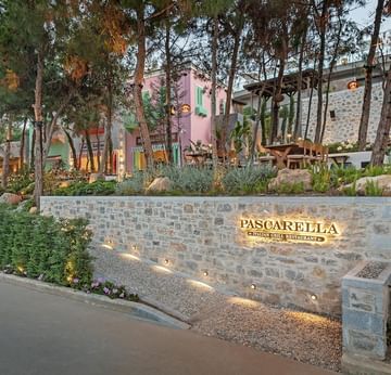 Titanic Luxury Collection Bodrum’daki Pascarella Restoran’ın zarif mimarisiyle öne çıkan dış cephesi.