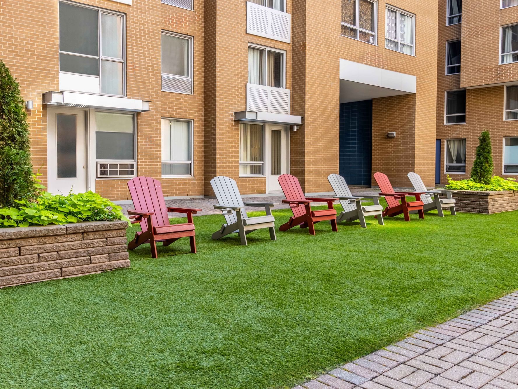 Chaises de jardin et cour intérieure de l'Hotel Faubourg Montreal à Montréal.