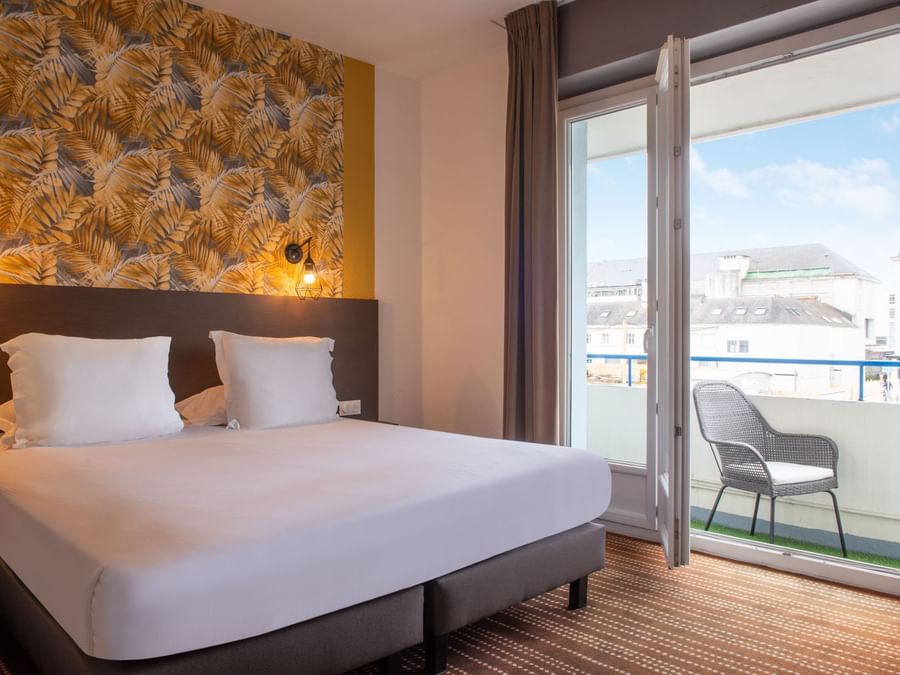 King bed in Premium Double Room at Hôtel de l'Europe