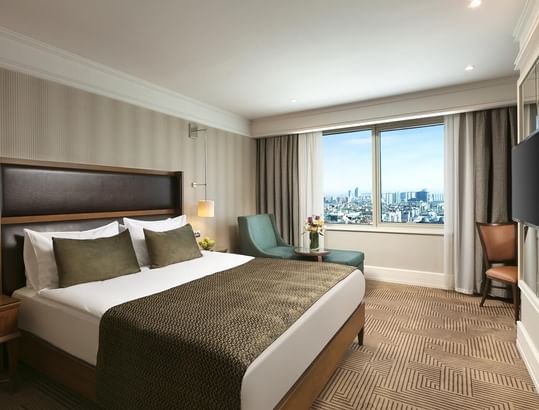 Titanic Port Bakırköy’de, büyük yataklı; iki zarif koltuk, çalışma masası ve televizyonla, penceresinden şehir manzarası sunan Superior oda.