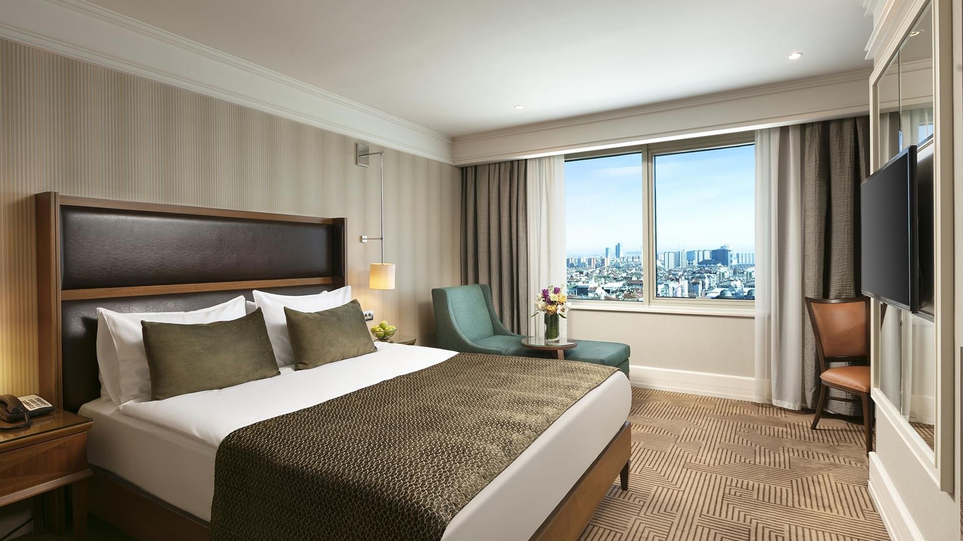 Titanic Port Bakırköy’de, büyük yataklı; iki zarif koltuk, çalışma masası ve televizyonla, penceresinden şehir manzarası sunan Superior oda.