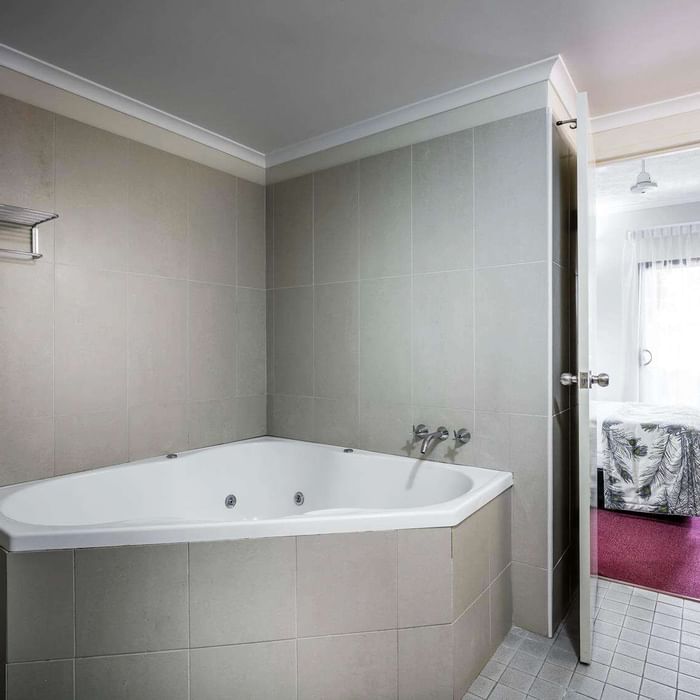 Bathtub in Superior Spa room at Darwin Airport Hotels