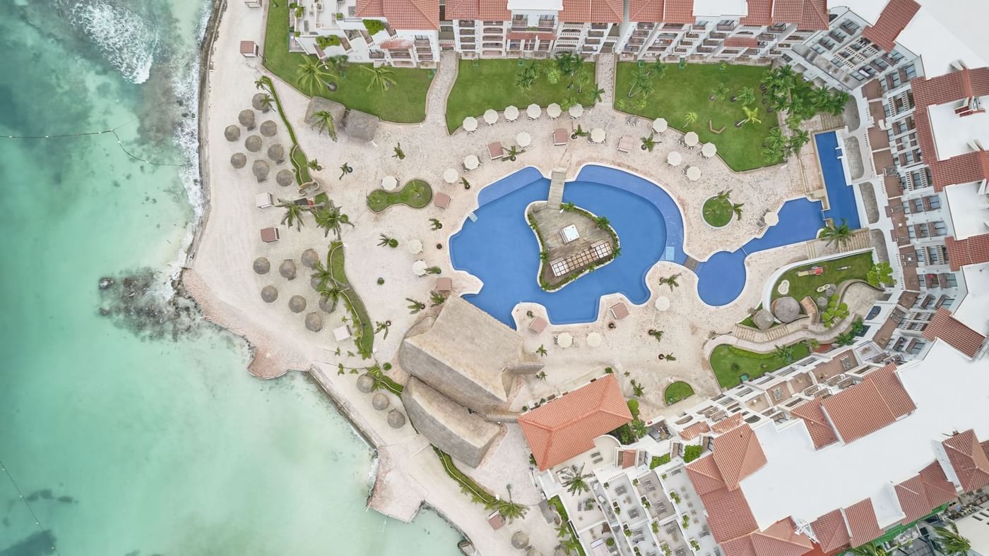 Vista superior de las tumbonas junto a la piscina al aire libre de FA Hotels & Resorts