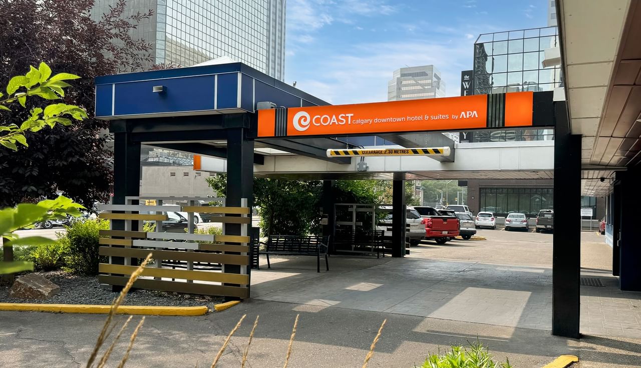 Driveway of Coast Calgary Downtown Hotel & Suites by APA