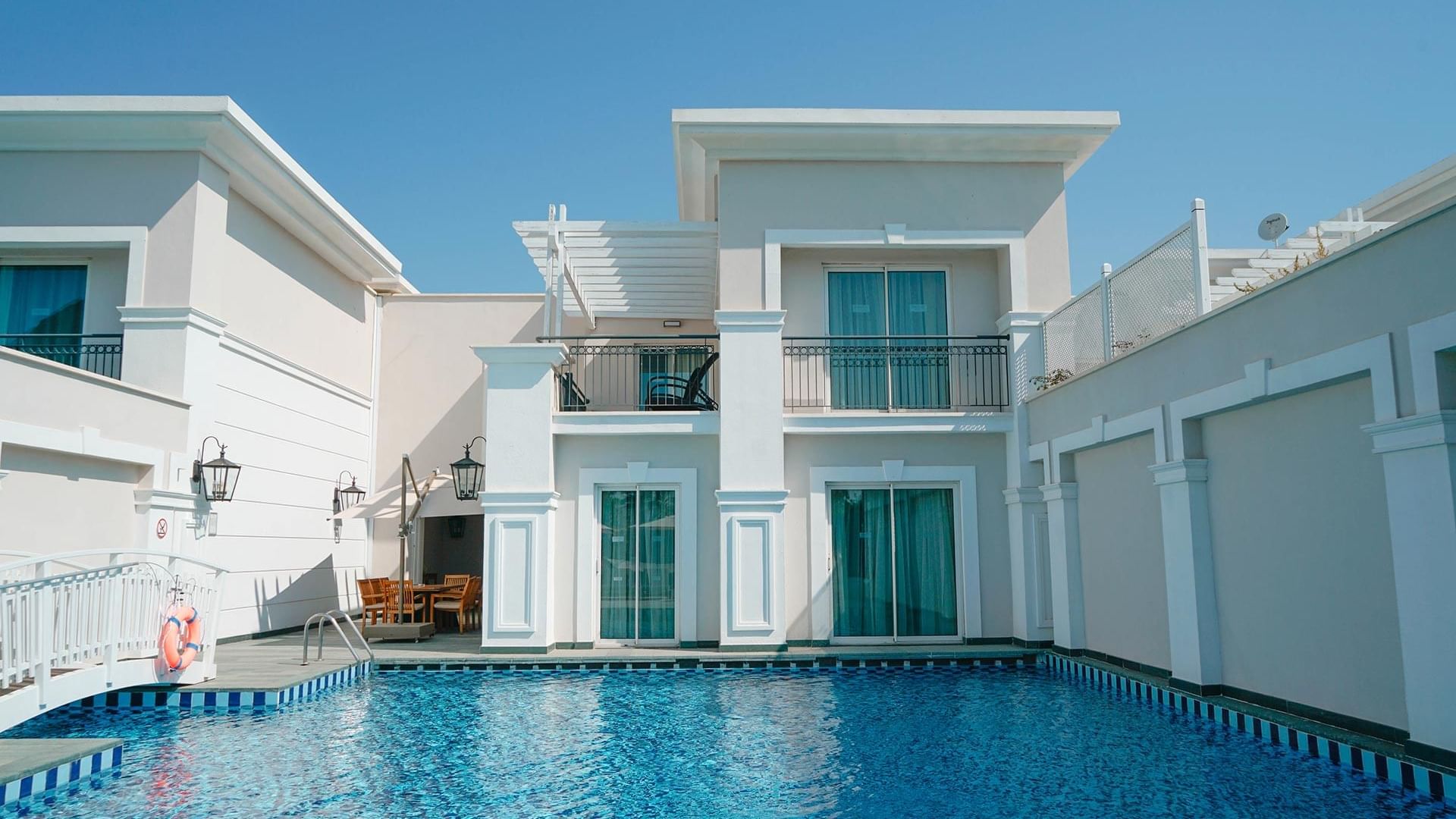 Внешний фасад бассейна виллы Superior в Titanic Deluxe Golf Belek — гармония современного дизайна и природной эстетики.