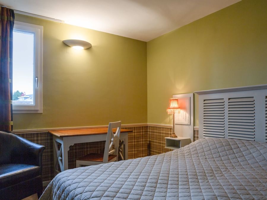 Superior Twin bedroom with twin beds at The Originals Hotels
