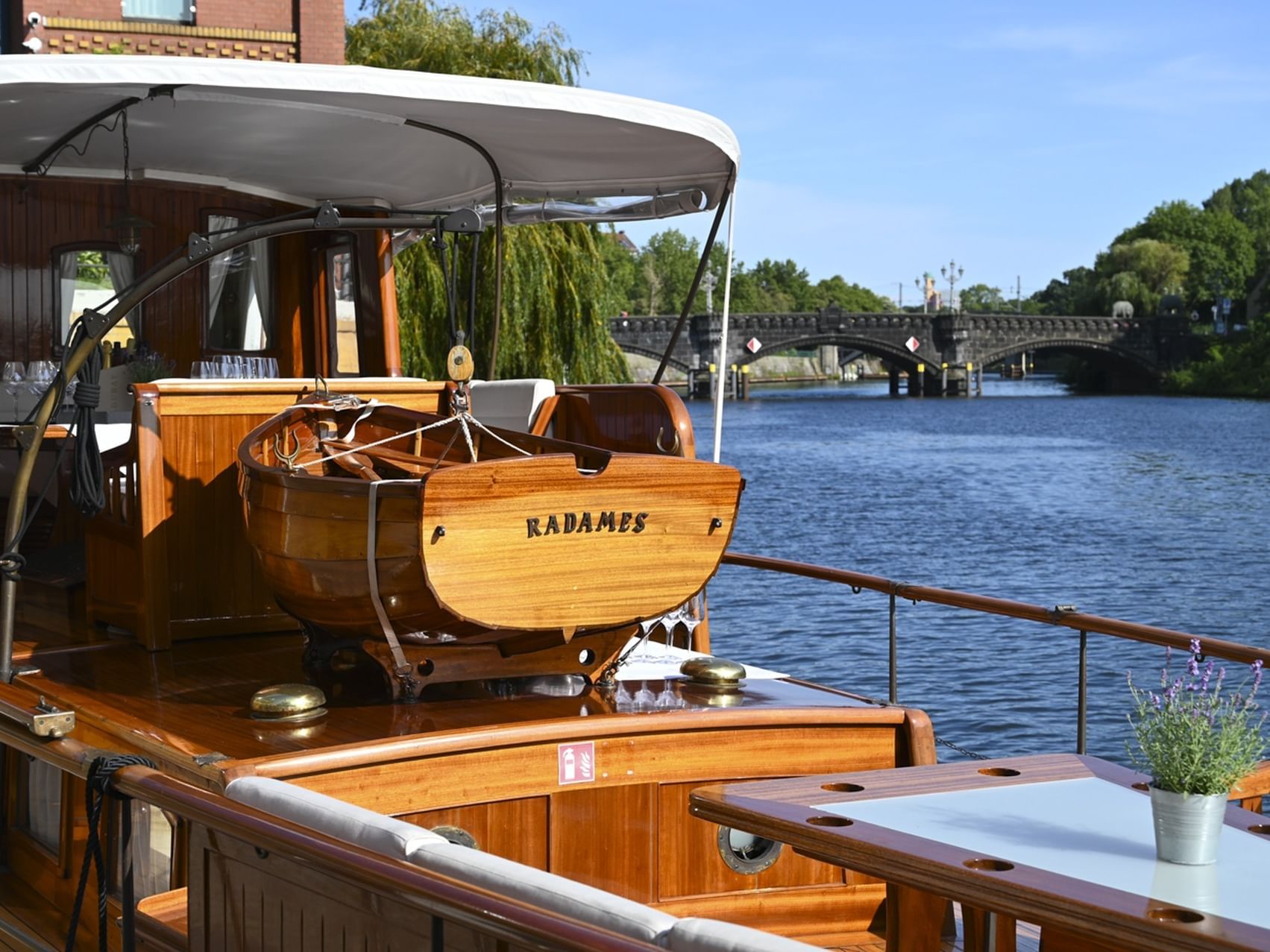 Holzboot mit Vordach und der Aufschrift 