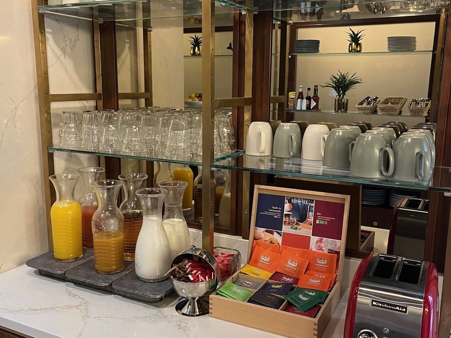 Plateau de petit-déjeuner bien garni avec verres et cafetière au Yachtman.