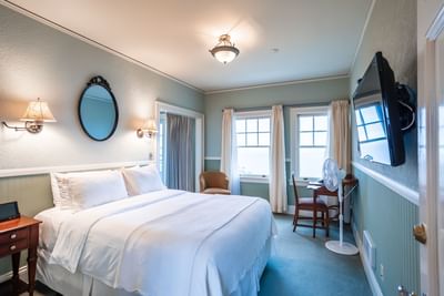 Morning Glory with an elegant interior & vintage decor at Mt Ada