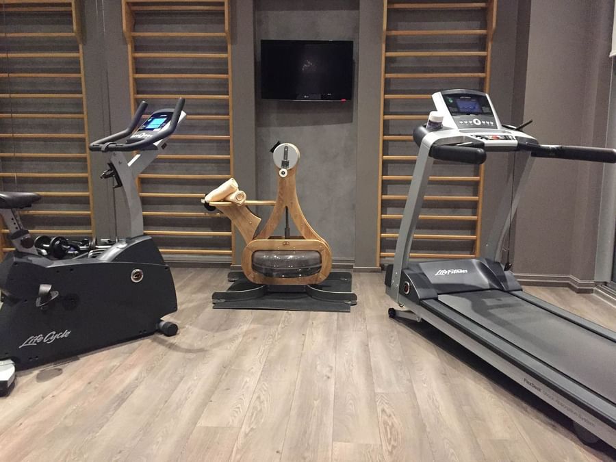 Appareil de musculation et tapis de course au centre de remise en forme du Splendid Hotel & Spa à Nice