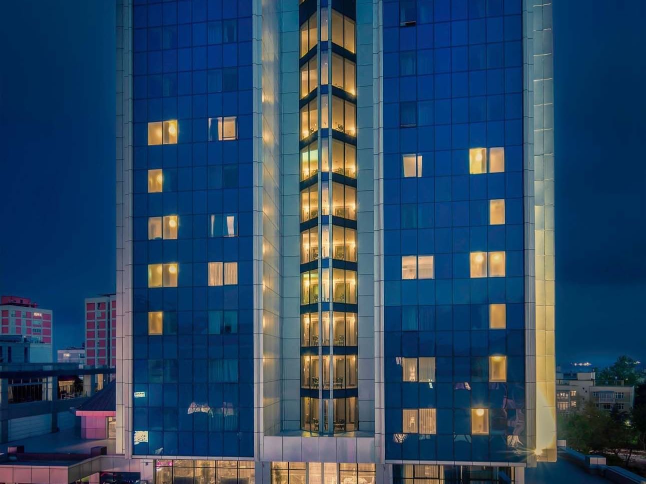 Gece saatlerinde ışıklarla aydınlatılan Titanic Port Bakırköy'ün dış cephesi