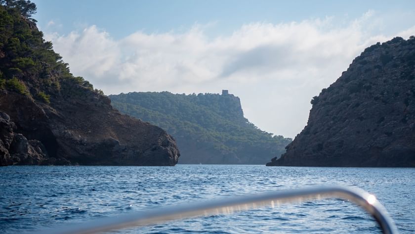 Panoramablicke auf das Meer, eingerahmt von einer malerischen Küste mit Kalksteinfelsen und mediterraner Vegetation