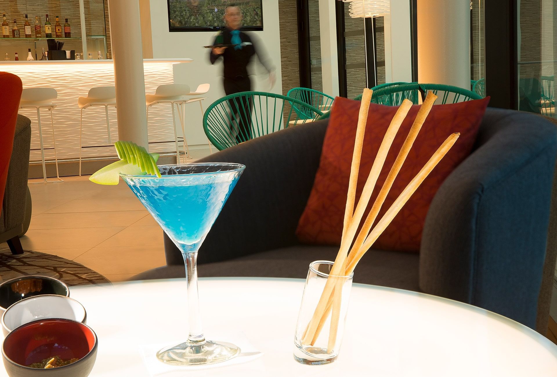 Gros plan sur un cocktail servi à l'Oceania Paris Roissy CDG