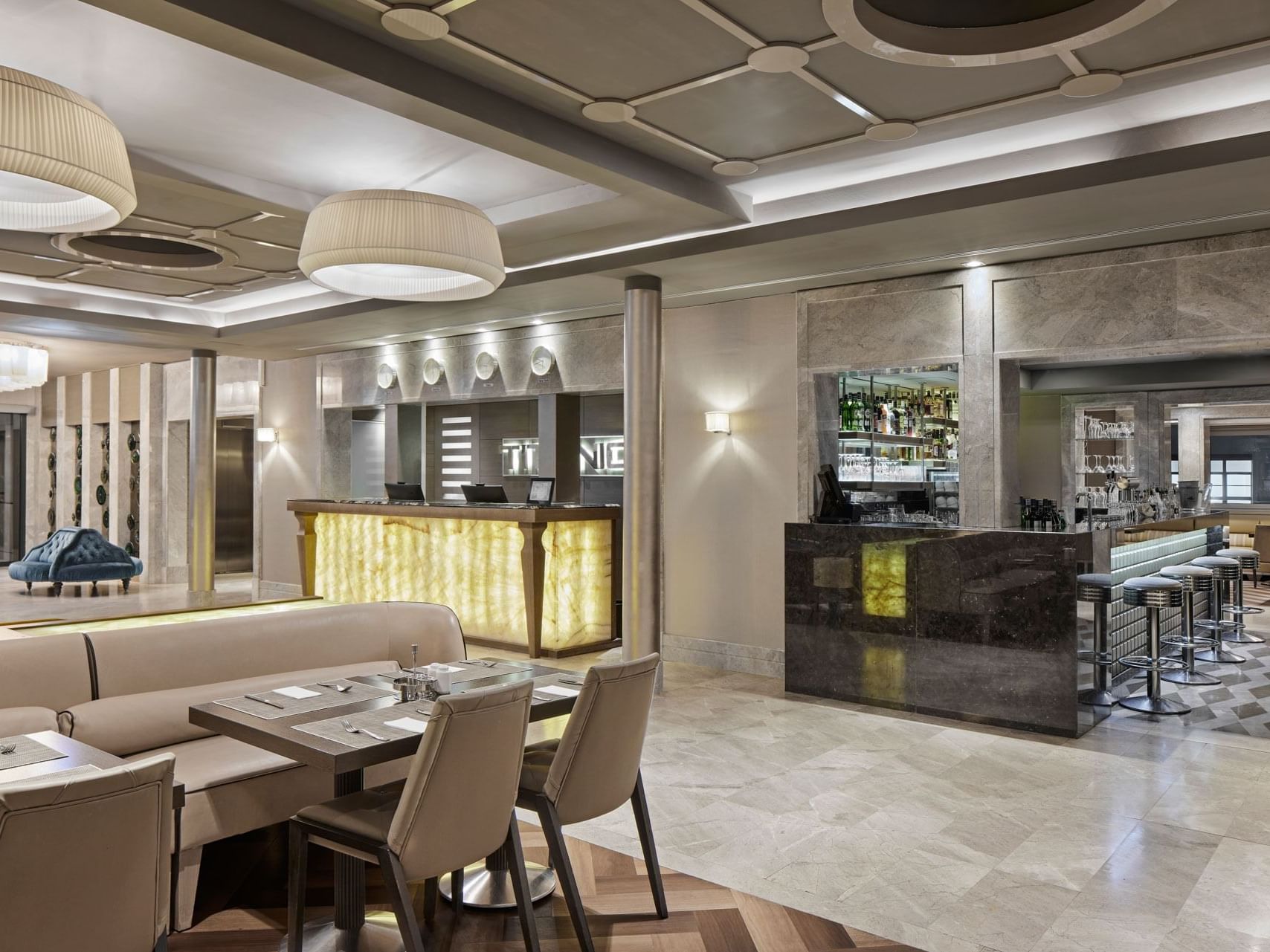 Modernes Interieur mit eleganter Dekoration und Bartresen in der Lobby Bar des Titanic Comfort Mitte