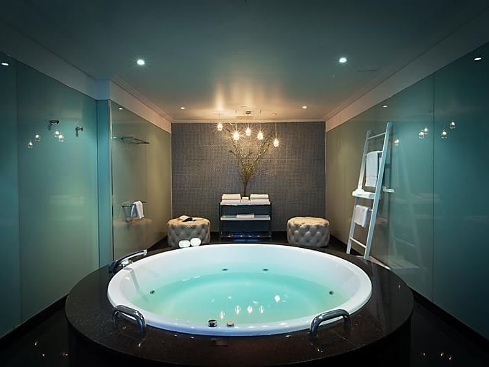 Gem Penthouse Indoor Jacuzzi & relaxing area at Como Melbourne