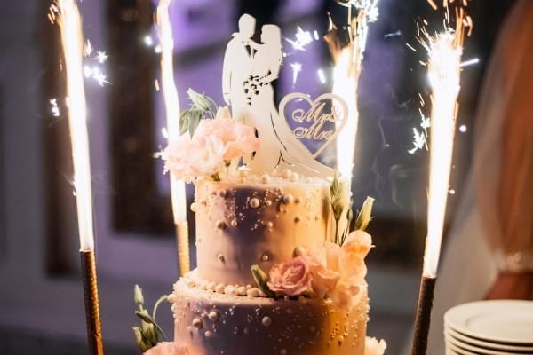 Cake with sparklers a great New Years Eve Wedding Idea