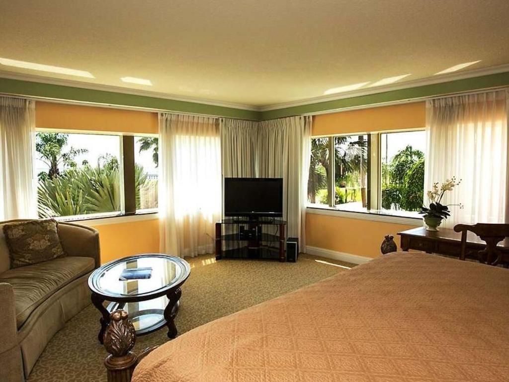 Bed with Sofa in Superior bay view at Safety Harbor & Resort