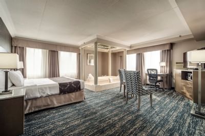Deluxe Jacuzzi Suite Brampton - Monte Carlo Inns