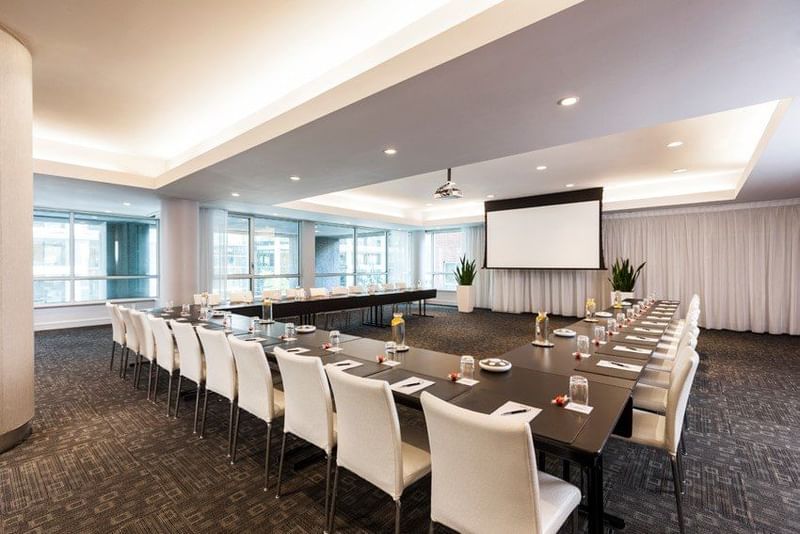 U-shaped meeting table set-up at Warwick Le Crystal - Montreal