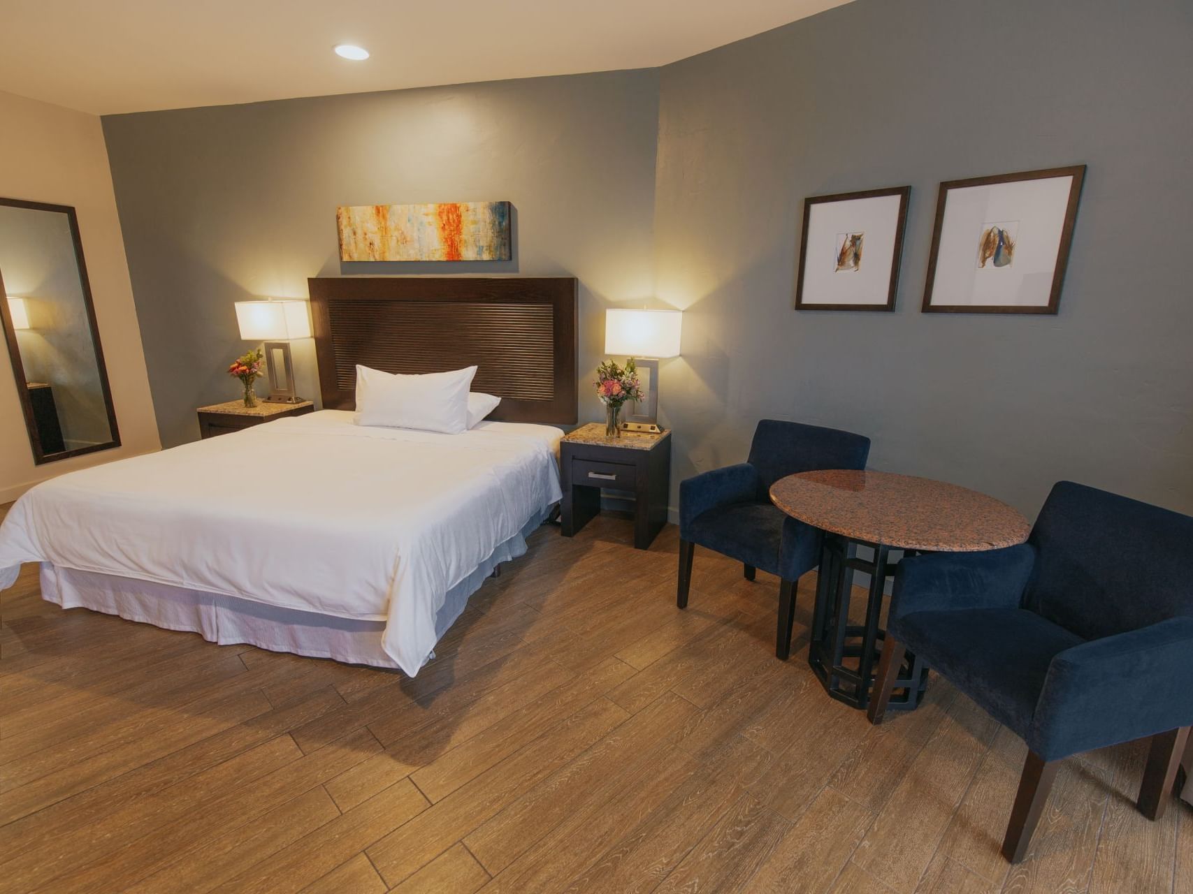 King bed, chairs & mirror Coral Deluxe, Hotel Coral y Marina
