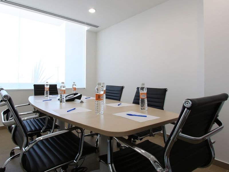 Una mesa de conferencias en una Sala de Reuniones de One Hotels