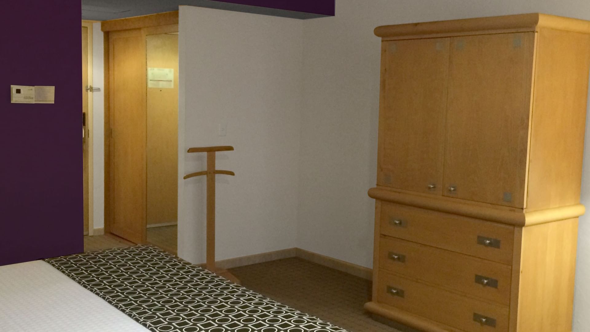 Bed & furniture in Superior king room at Gamma Xalapa Nubara