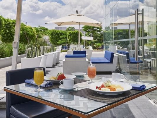Dining area arranged with breakfast at Grand Fiesta Americana Puebla Angelópolis