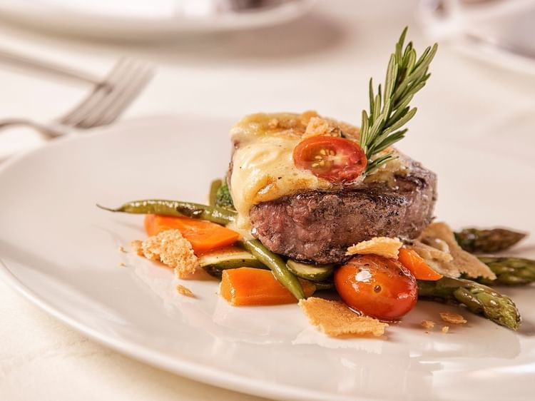 Plato de carne con verduras en Pérgola en Marquis Los Cabos Resort & Spa Redesign en San José del Cabo.