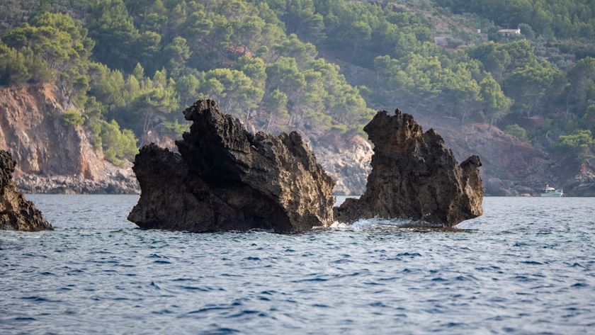 Mediterrane Kalksteinfelsen im Meer