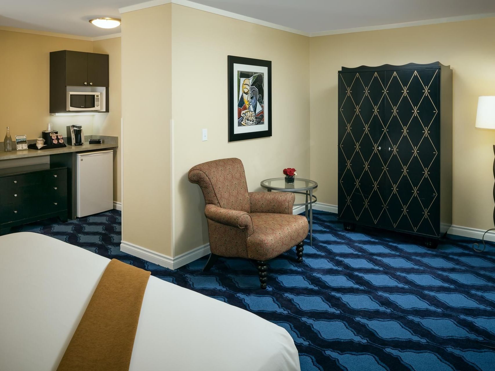 Deluxe King with small kitchenette and sitting area of Plaza Inn & Suites at Ashland Creek​