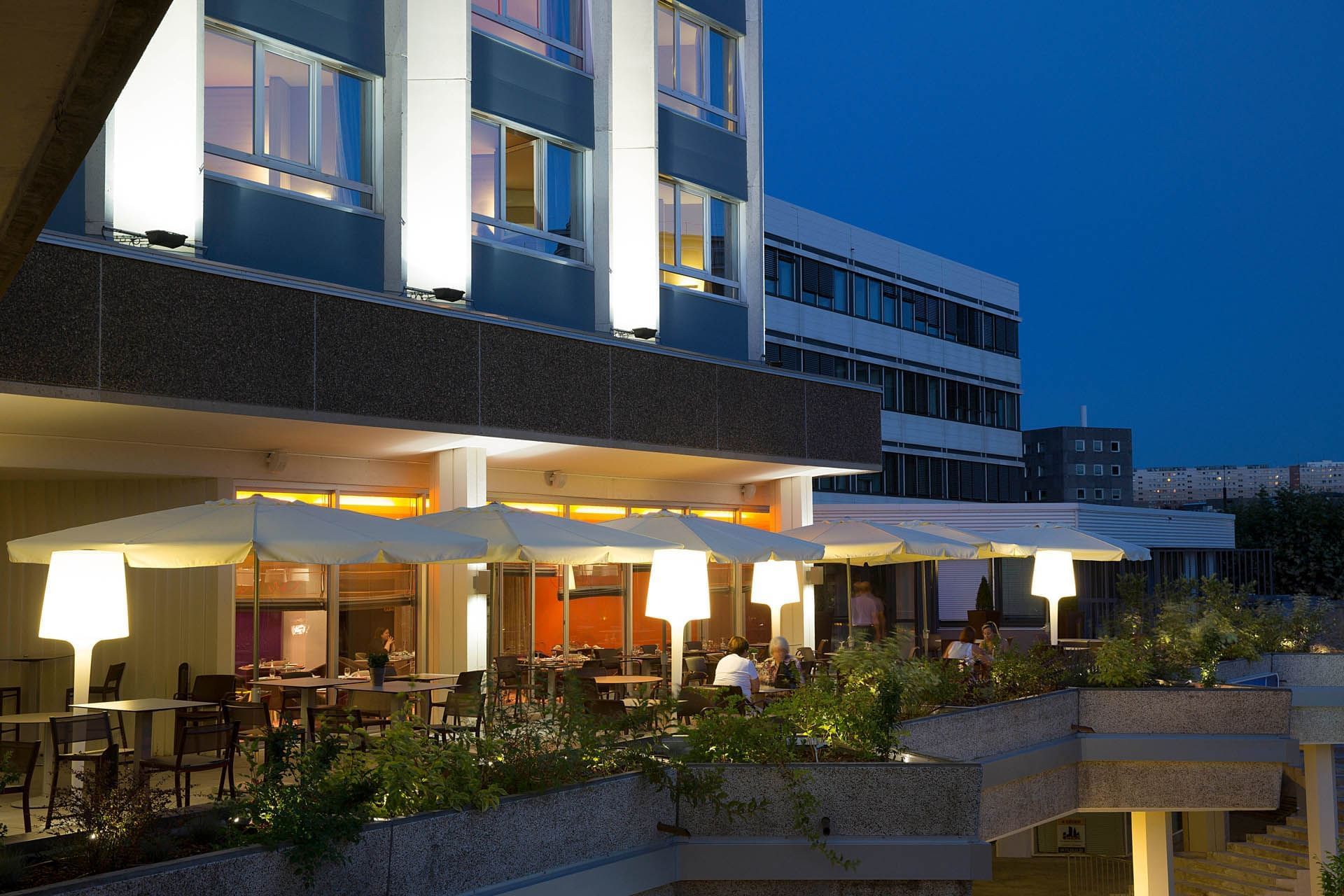 Espace de restauration sur la terrasse à Oceania Clermont-Ferrand