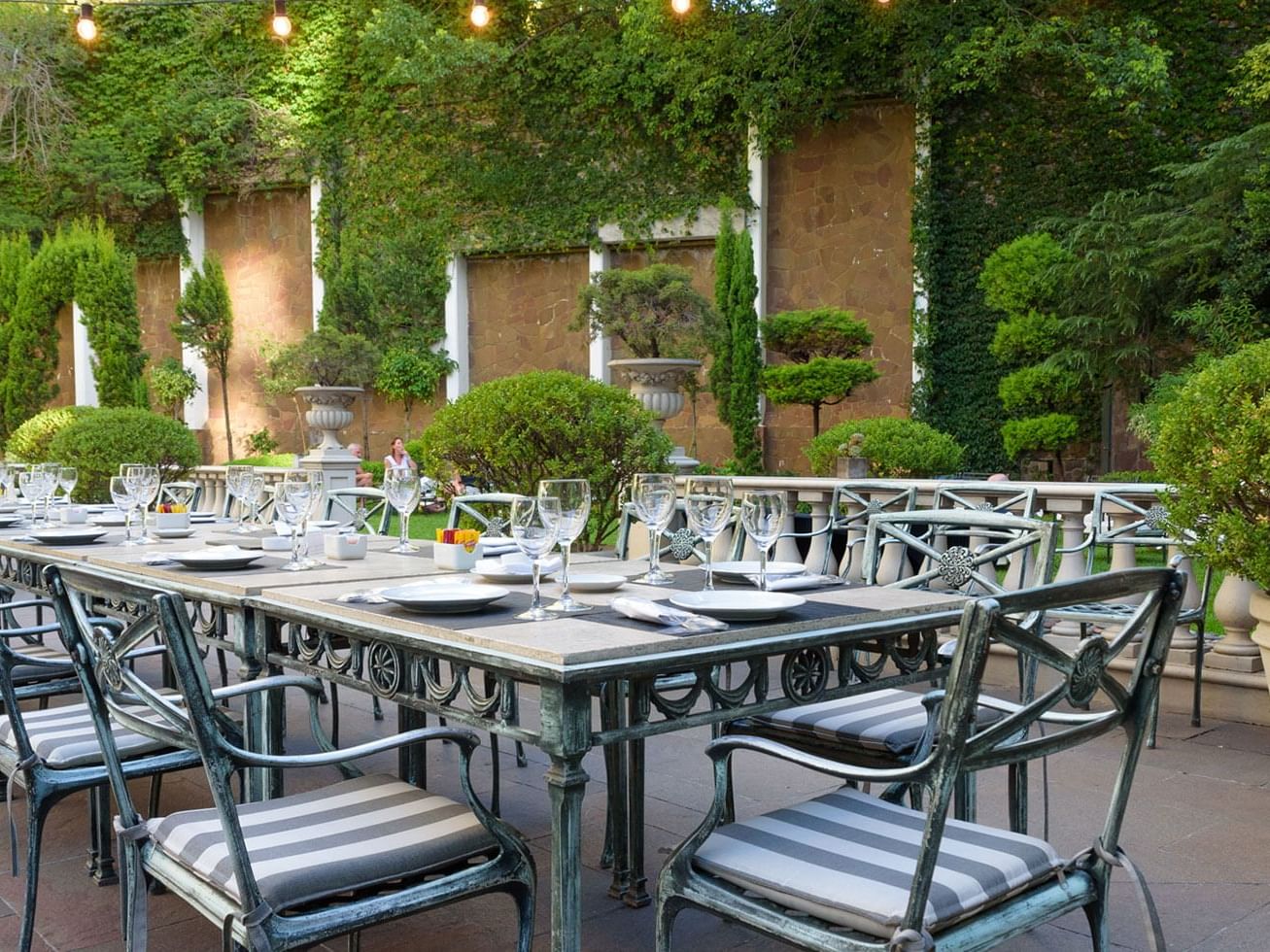 Dining area surrounded by a garden in Hotel Emperador Buenos