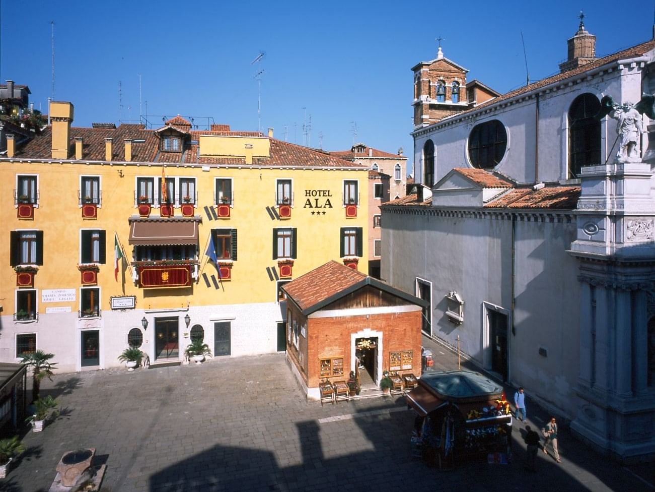 https://image-tc.galaxy.tf/wijpeg-8qnc6pgxhd51yenue1x8tajkz/unahotels-ala-venezia-hotel-in-centro-a-venezia_standard.jpg?crop=0%2C23%2C1301%2C976