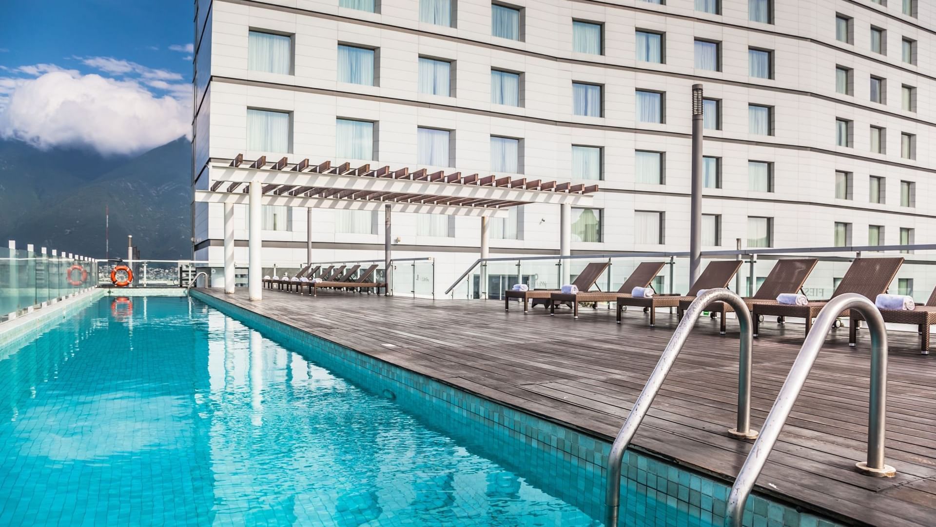 67163662_Outdoor Pool_5523x3713_result