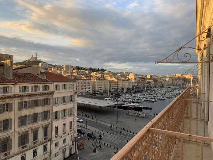 Vue de loin du Vieux-Port de Marseille près des Hôtels Oceania