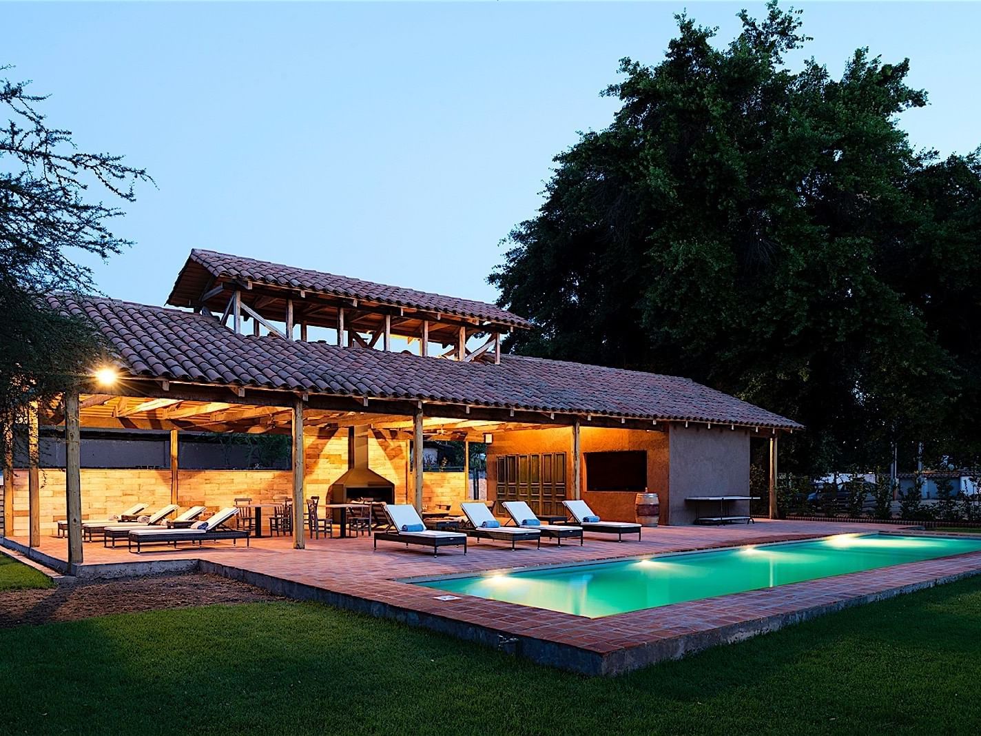 Pool house & lounge area with sunbeds at Noi Blend Colchagua 