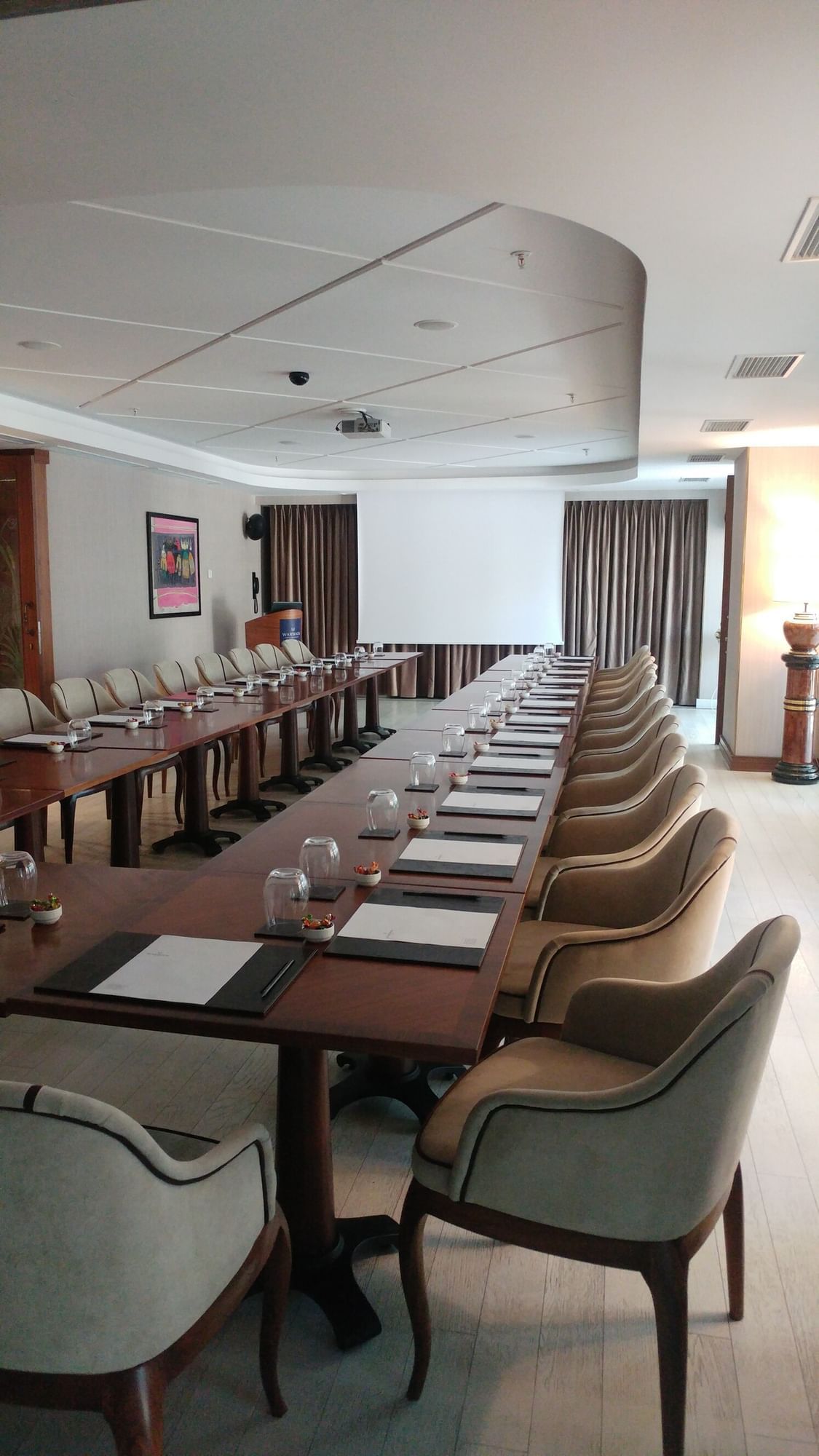 Meeting chairs by a U-shaped table surrounding a bright window area in Kugu 2 Hall at Warwick Ankara