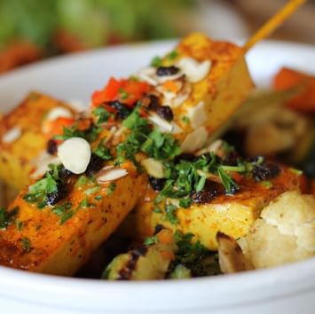 Nahaufnahme eines veganen Kebab-Gerichts, das in der Nähe des Sylter Hof Hotel in Berlin serviert wird