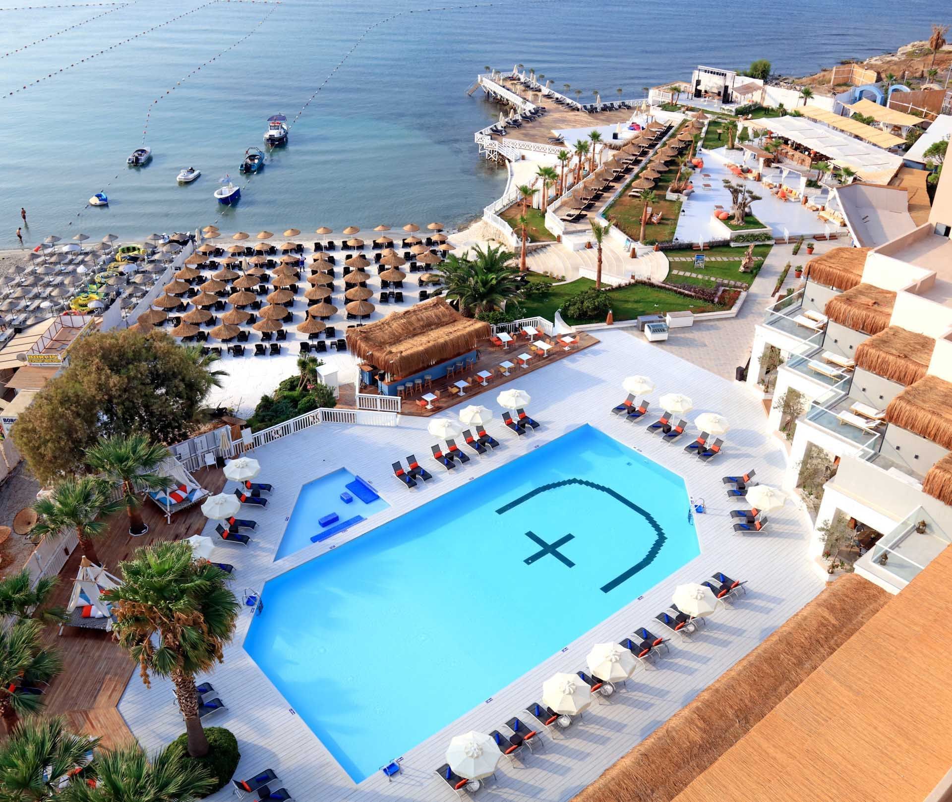 Vista aérea de la piscina con vistas al mar