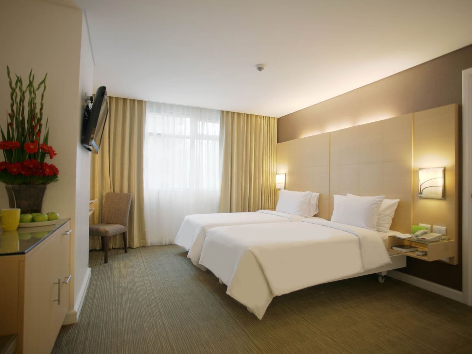 Twin beds & TV in Deluxe Rooms at St Giles Makati Hotel