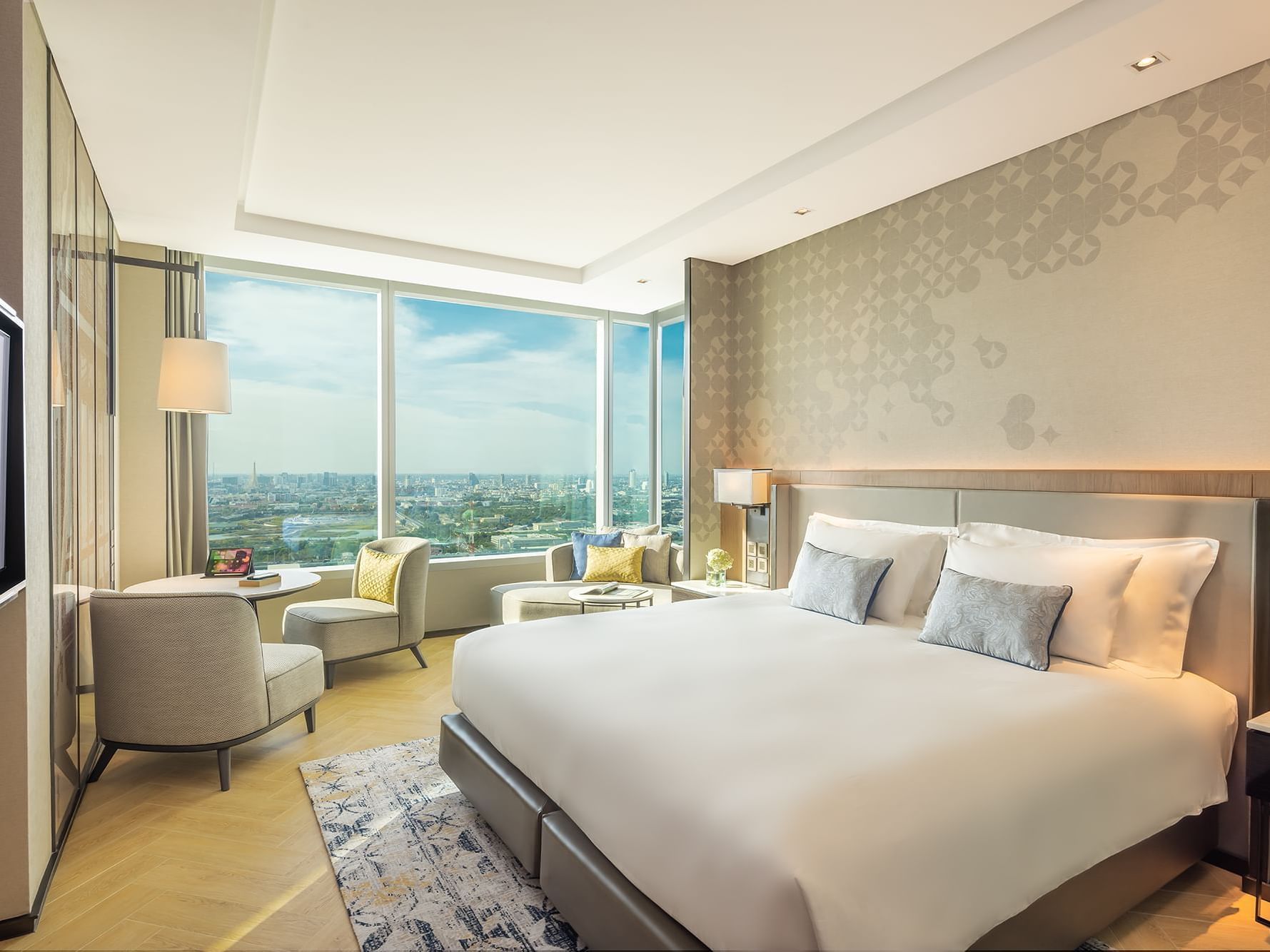 King bed & lounge area in Premium Deluxe bedroom at Eastin Grand Hotel Phayathai